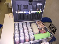 カトウのカバンには、アロマオイル、ハーブ、ソルト、調合用の器具などがぎっしり。次長課長・河本からもらったというお守りも。