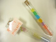 石けんやリップなども製作中。バスソルトの隣は、試験管に入った「ひよこ豆シリーズ」という小さいひよこ型の石けん。型も手作り。