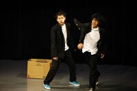 コントを披露したうしろシティ。不良たちが今まさにタイマン勝負をしようというところに、気になるダンボールが。(C)松竹芸能