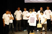 会場の子どもに「こわ～い」といわれたヒカリゴケTシャツ。(c)松竹芸能