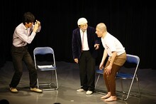 ビーグル38のコントでは、サバイバルズが新劇場でおなじみ「お笑いポポロ」の取材。(c)松竹芸能