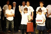 ぬいぐるみと縁起のいい衣装などを出品した梅小鉢。(c)松竹芸能