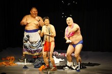 安田大サーカスはさまざまな仕掛けで新劇場の舞台を大いに盛り上げ、最後はハートの紙吹雪が舞った。(c)松竹芸能