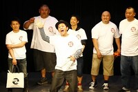 ますだおかだ岡田のギャグ「ジャンケン、パァ、出た！」と「ジャンケン、ギュ～」がまさかの大流行。(c)松竹芸能