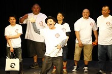 ますだおかだ岡田のギャグ「ジャンケン、パァ、出た！」と「ジャンケン、ギュ～」がまさかの大流行。(c)松竹芸能