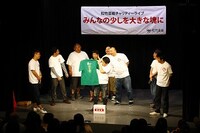 自分たちのライブグッズや番組のノベルティグッズなどを出品したますだおかだ増田。楽屋入り口に貼ってある有名人の名前が書かれた紙も持って帰ったことがあるという。(c)松竹芸能