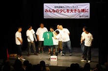 自分たちのライブグッズや番組のノベルティグッズなどを出品したますだおかだ増田。楽屋入り口に貼ってある有名人の名前が書かれた紙も持って帰ったことがあるという。(c)松竹芸能