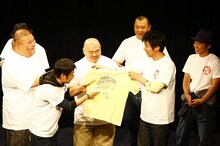 有野が持参したのは安田大サーカスのTシャツ。「事務所辞めた人のかと思ってた」と言うと、団長が「僕らももう持ってないですよ！」と驚いた。(c)松竹芸能