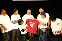 よゐこ濱口は新品のTシャツ。プリントされている英語は残念ながら読めず。(c)松竹芸能