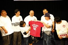 よゐこ濱口は新品のTシャツ。プリントされている英語は残念ながら読めず。(c)松竹芸能