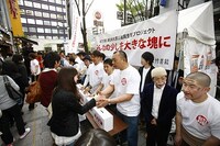 劇場周辺で行われた募金活動の様子。(c)松竹芸能