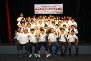 「松竹芸能チャリティーライブ~みんなの少しを大きな塊に~」に出演したよゐこ、TKO、ますだおかだ、安田大サーカス、ビーグル38、オジンオズボーン、いまぶーむ、梅小鉢、ヒカリゴケ、ピーマンズスタンダード、ムートン、うしろシティ。(c)松竹芸能