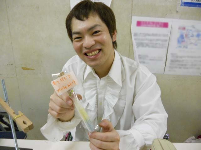 アロマテラピーアドバイザーに認定され、日本メディカルハーブ協会のメディカルハーブ検定の試験に合格した、チャド・マレーンのソルティ・カトウ。東日本大震災を受けて、芸人たちが始めたボランティアでは、バスソルトを配布するなどの活動を実施。現在、新宿・ルミネtheよしもとなどに出演中。