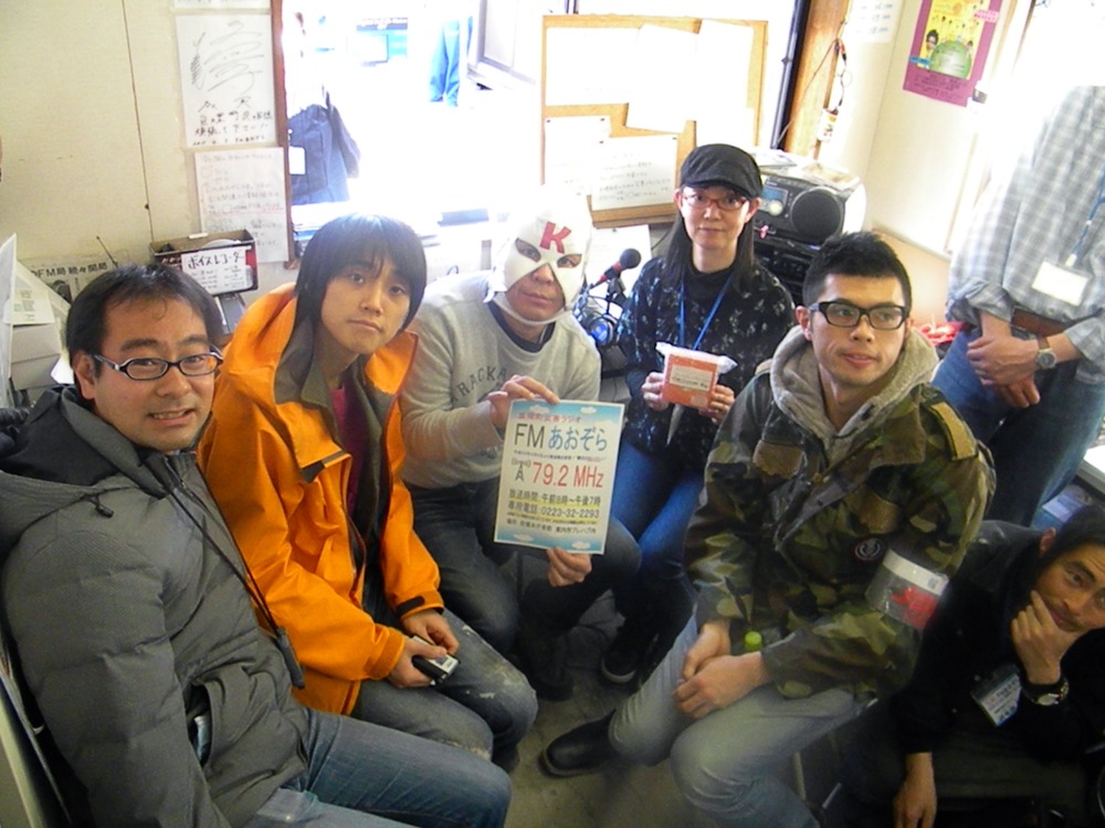 宮城県・亘理町の臨時災害放送局「FMあおぞら」を訪問した一行。