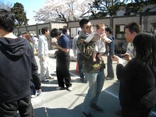 宮城県・亘理町を訪れ、住民と交流を深める小島よしお（中央）。