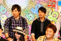 峯岸みなみ、サバンナ八木（前列）、ライセンス（後列）。