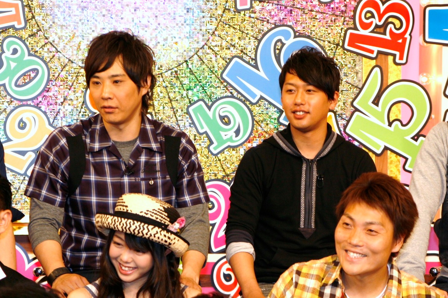 峯岸みなみ、サバンナ八木（前列）、ライセンス（後列）。