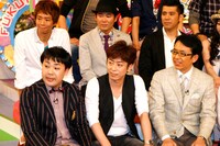 フットボールアワー、福澤朗（前列左より）、楽しんご、ガレッジセール（後列左より）。