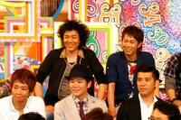 楽しんご、ガレッジセール（前列左より）、トータルテンボス（後列）。