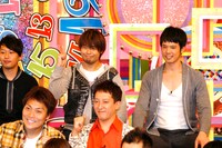 サバンナ（前列）、ライセンス井本、品川庄司（後列）。