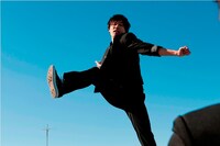 エリートヤンキー西島が主演を務める東海林毅監督映画「喧嘩番長 劇場版～一年戦争」の一場面。本作にはチーモンチョーチュウ白井も出演している。5月14日（土）よりワーナー・マイカル・シネマズ板橋ほかにて全国順次ロードショー。製作・配給：ジョリー・ロジャー