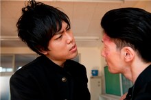 エリートヤンキー西島が主演を務める東海林毅監督映画「喧嘩番長 劇場版 一年戦争」。製作・配給：ジョリー・ロジャー