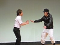 どてちんレンジャーはコントを披露。野球部に入りたいという男子生徒のおかしな会話に顧問も混乱。