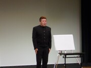 古賀シュウは、卒業式を舞台に見事なモノマネを次々披露。