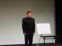 古賀シュウは、卒業式を舞台に見事なモノマネを次々披露。