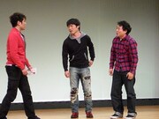 インスタントジョンソンのコントでは、ゆうぞう演じる男性がじゃいを抱えて「助けて下さい」と、すぎ。のもとに現れるが……。