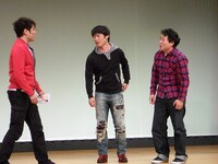 インスタントジョンソンのコントでは、ゆうぞう演じる男性がじゃいを抱えて「助けて下さい」と、すぎ。のもとに現れるが……。