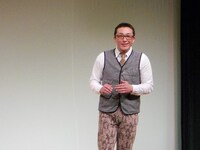 女性を観察していて気付いたことを語ったスマイリーキクチ。その観察力と例えに会場も爆笑。2009年に起こった事件をもとに書かれた書籍「突然、僕は殺人犯にされた～ネット中傷被害を受けた10年間～」が3月に発売。