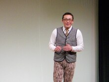 女性を観察していて気付いたことを語ったスマイリーキクチ。その観察力と例えに会場も爆笑。2009年に起こった事件をもとに書かれた書籍「突然、僕は殺人犯にされた～ネット中傷被害を受けた10年間～」が3月に発売。