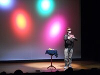 サイクロンZは、音声と手品をコラボレーションしたネタを披露。4月26日に行われる「太田プロJr.ライブ」にMCで出演。