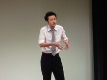 サラリーマンに扮したメンソールライトが次々繰り出す“上手い話”に観客は感嘆。メンソールライトは「拍手じゃなくて笑いがほしい」とこぼした。