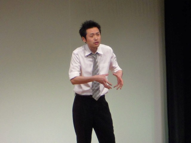 サラリーマンに扮したメンソールライトが次々繰り出す“上手い話”に観客は感嘆。メンソールライトは「拍手じゃなくて笑いがほしい」とこぼした。