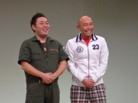 360°モンキーズはショートコント、ピン芸、細かすぎるネタ、ギャグなど、持ち時間で自由にネタを披露。エンディングでも前に出てきて「特に告知がないので」とギャグを見せた。