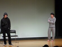 写真はトップリード。和賀演じる1人暮らしの男性の部屋に盗みに入った泥棒の新妻。人生を賭けた攻防戦の先には……。DVD「トップリードのコント集」発売中。