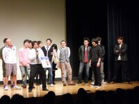 アルコ＆ピース平子は「今日もみなさんの前でネタができて嬉しかったです」と無表情で語り、DVDの告知を相方の酒井にムチャブリ。