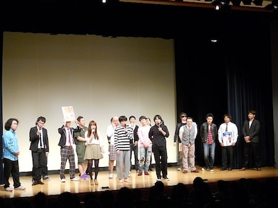 東京・新宿明治安田生命ホールにて開催された太田プロライブ「月笑（ゲツワラ）2011」。年間チャンピオン目指して芸人たちがネタバトルを繰り広げる。この日のライブではゲストを併せて26組がネタを披露。期待の若手から人気の芸人までたっぷりネタを堪能することができる。