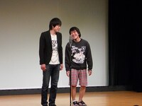 マナーをテーマに漫才を披露した佐藤ねろめ。