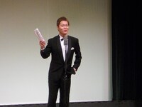 沖縄出身の猫柳ロミオの手には父から送られてきたある物が。