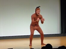 “ダニ男”神宮寺しし丸。ネタでは“ダニよりかゆい奴”を紹介。ネタ後にトップリードは「袖に芸人たちが集まってる」と驚いた。