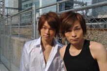 新ユニット「おP-カマ」として新曲「君が好きでタマらない」を歌う広海・深海。