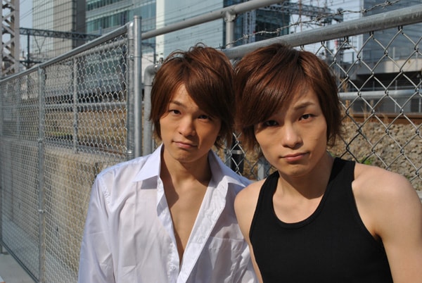 新ユニット「おP-カマ」として新曲「君が好きでタマらない」を歌う広海・深海。