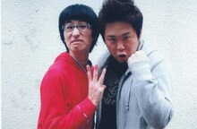 第1回公演「劇団アッチャンズ」を開催するアッチャンズ。近藤夢（右）は、同コンビ結成まではピン芸人として活動しており、ゾマホンとコンビを組んだことも。近藤六（左）は、芸人を目指しつつダンカン主催の芝居に出演するなどしていた。