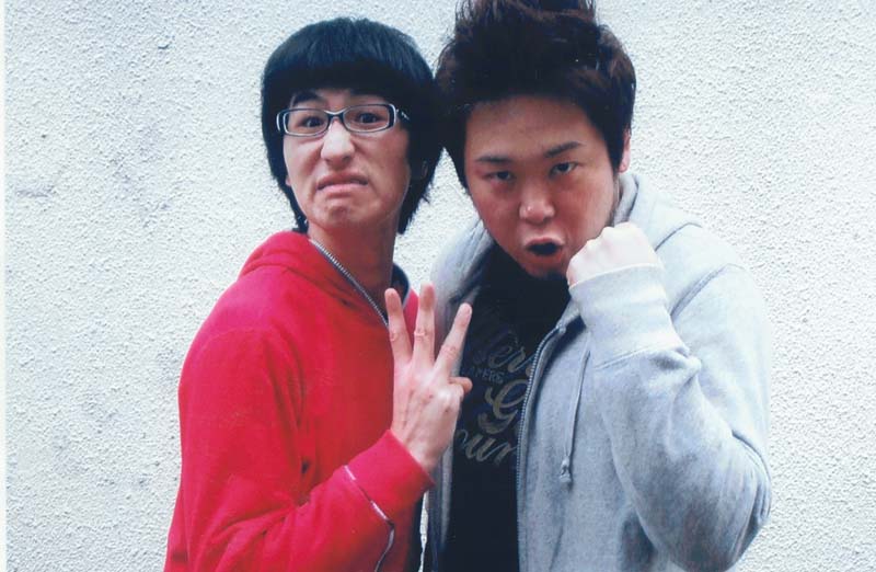 第1回公演「劇団アッチャンズ」を開催するアッチャンズ。近藤夢（右）は、同コンビ結成まではピン芸人として活動しており、ゾマホンとコンビを組んだことも。近藤六（左）は、芸人を目指しつつダンカン主催の芝居に出演するなどしていた。