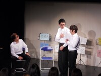 即興コント1組目のどきどきキャンプ佐藤、夜ふかしの会・鬼頭、フラミンゴ辻本。舞台は結婚式。自分たちを松山ケンイチと小雪と遜色ないと思っている新郎新婦を鬼頭と辻本が演じた。