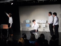 夜ふかしの会の原と砂川、フラミンゴ吉田、THE GEESE高佐の舞台は授業参観。高佐のセリフで、言えてもウケないという状況に苦戦。