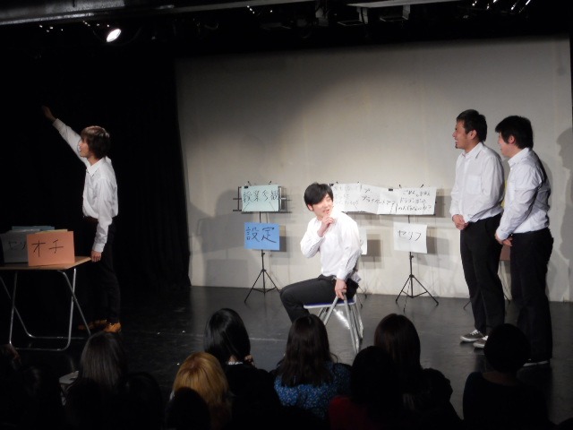 夜ふかしの会の原と砂川、フラミンゴ吉田、THE GEESE高佐の舞台は授業参観。高佐のセリフで、言えてもウケないという状況に苦戦。